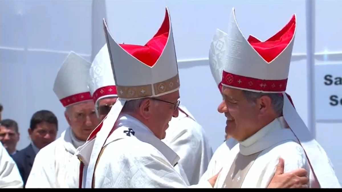 El papa saluda al obispo Juan Barros durante su visita a Chile
