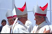 El papa saluda al obispo Juan Barros durante su visita a Chile