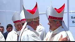 El papa saluda al obispo Juan Barros durante su visita a Chile
