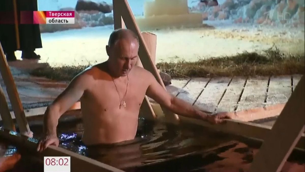 Putin si immerge nelle acque gelide di un lago nei pressi di Mosca