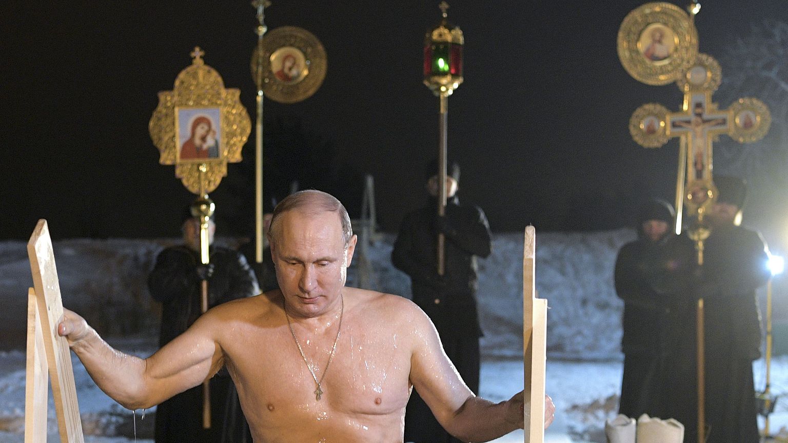 Russos assinalam Epifania Ortodoxa com tradicional mergulho