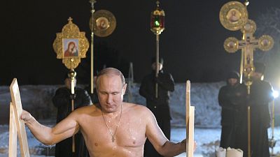 Russos assinalam Epifania Ortodoxa com tradicional mergulho