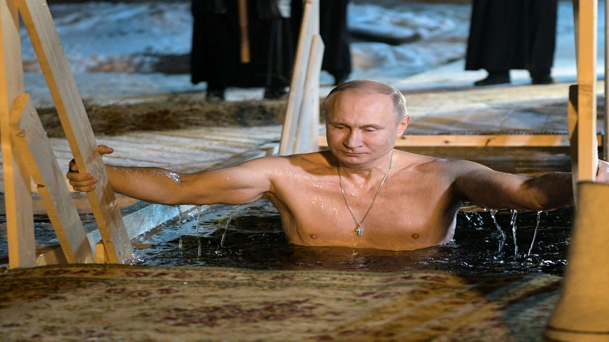 بوتين يحتفل بعيد الغطاس في بحيرة متجمدة 