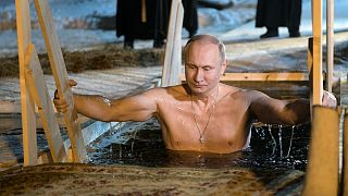 Βουτιά Πούτιν σε παγωμένα νερά για τα Θεοφάνεια
