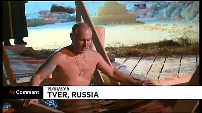 Putin cumpre tradição de banho gelado