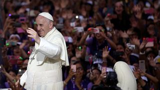 Papa Francisco acena à multidão já em Lima, no Peru
