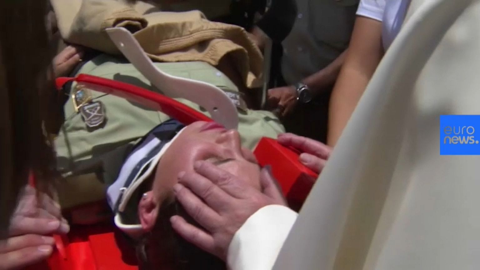 Francisco para el papamóvil para ayudar a una policía accidentada