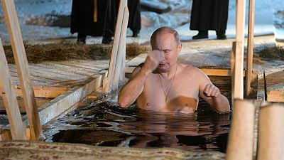 Putin nimmt Eisbad am Epiphaniafest