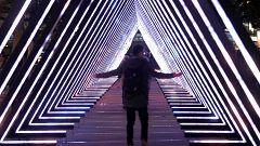Um visitante passeia por uma das instalações em Londres