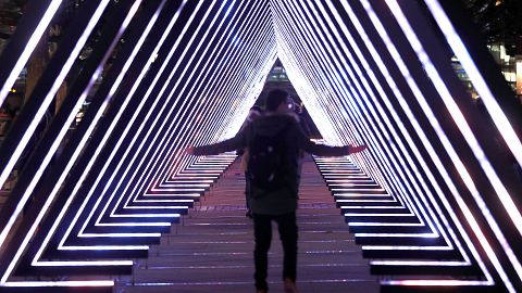 Um visitante passeia por uma das instalações em Londres