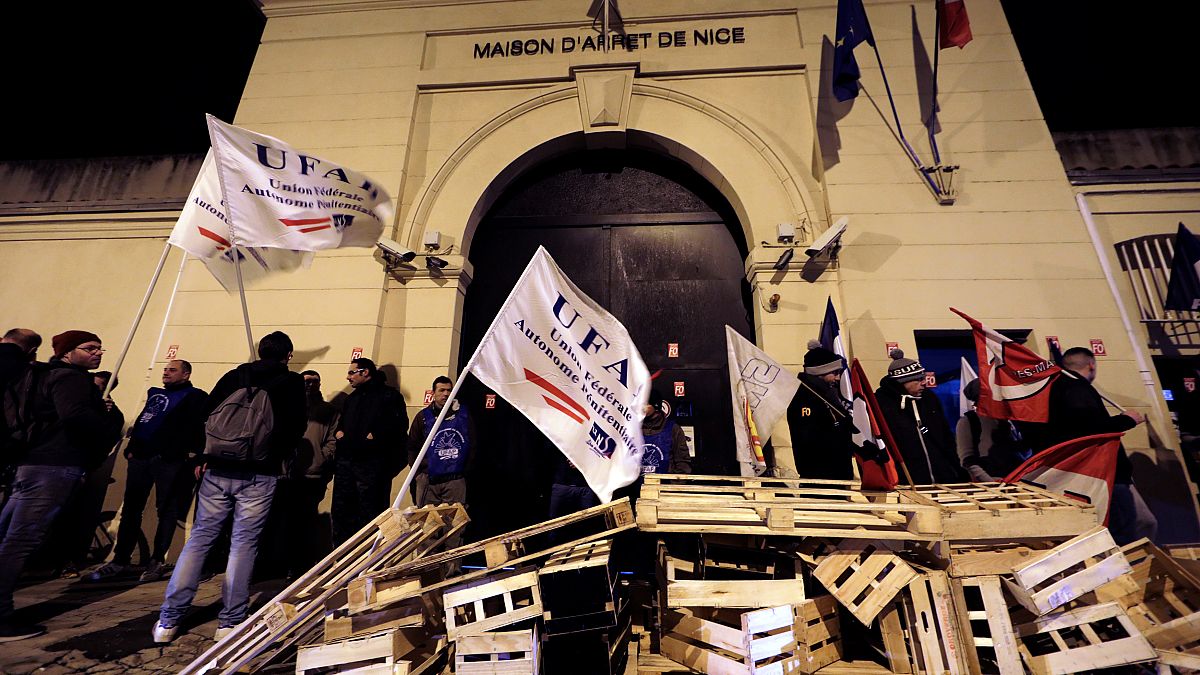 Fransa'daki gardiyanlar daha iyi çalışma koşulları için greve gitti