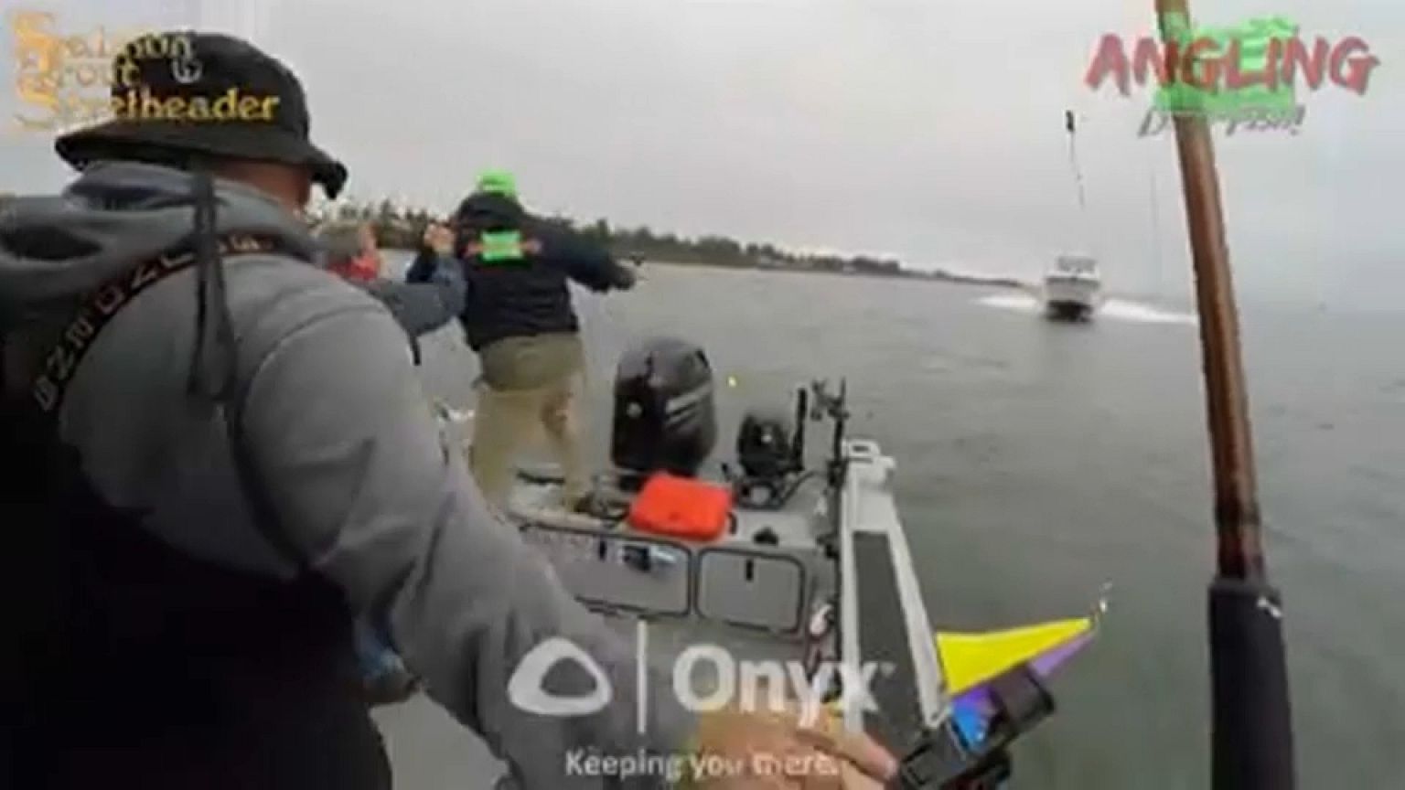 Pescatori si lanciano in acqua poco prima dello schianto con un'altra barca