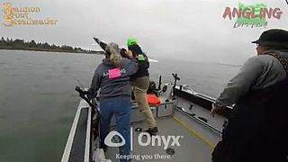 Vídeo: Pescadores saltan por la borda momentos antes de ser embestidos