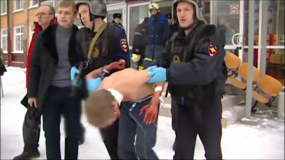 Sibirya'da bir okula baltalı saldırı