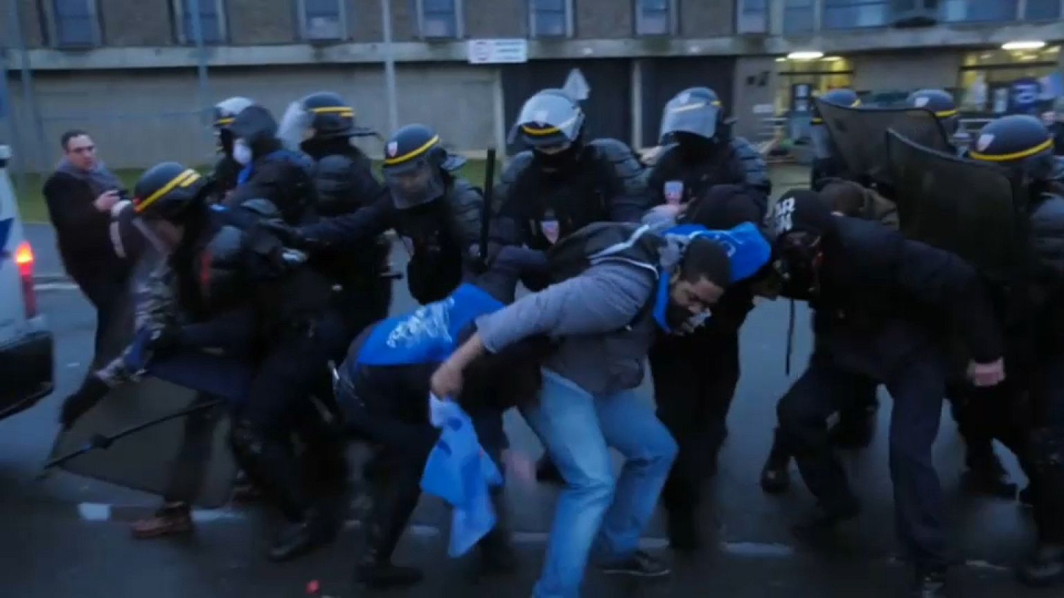 Надзиратели против полиции