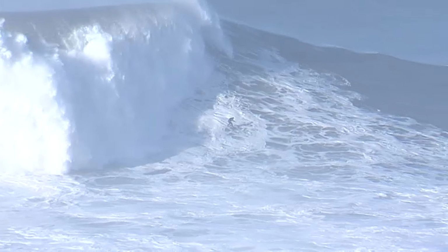 Ondas gigantes estão de volta à Nazaré