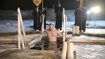 O Πούτιν βούτηξε στα παγωμένα νερά λίμνης