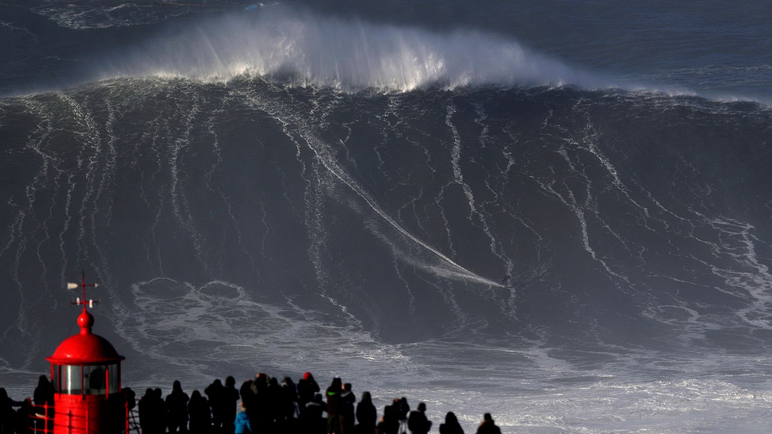 Des vagues de folie surfées à Nazaré