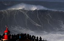 Des vagues de folie surfées à Nazaré