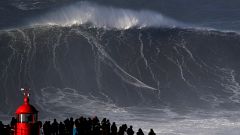Des vagues de folie surfées à Nazaré