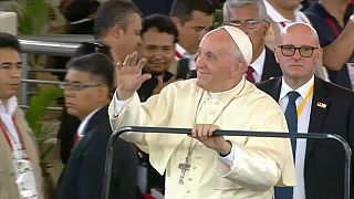 Papa Francis Amazon yerlileriyle buluştu