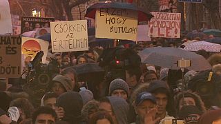 Estudantes húngaros exigem reforma do sistema de ensino