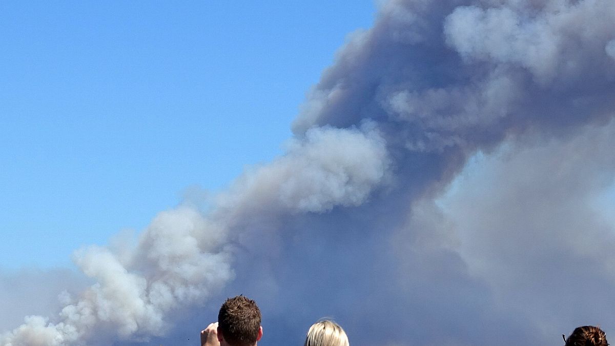 Bushfires rage at Sydney's Royal National Park