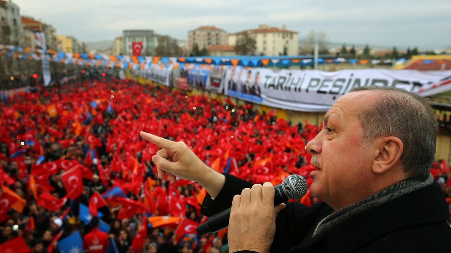 Turchia attacca curdi in territorio siriano