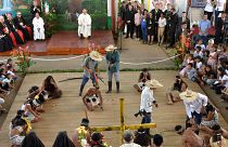 Amazonlu evsiz çocuklardan Papa Francis'e gösteri