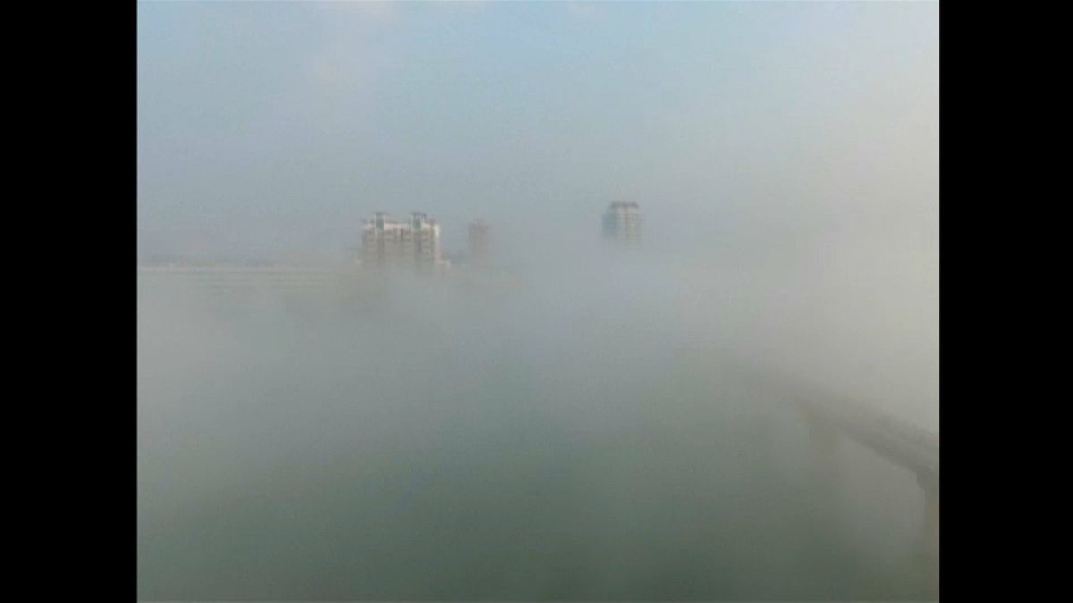 La espesa niebla "se traga" varias ciudades del este de China