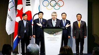 Kuzey ve Güney Koreli sporcular el ele 
