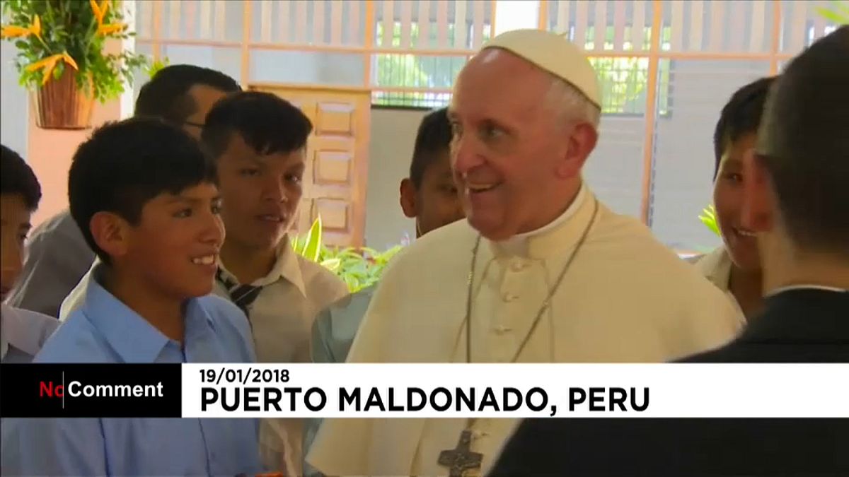 Papa encontra-se com crianças da Amazónia