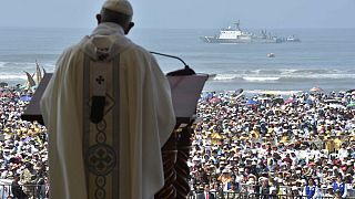Papa'dan Peru'da kasırgazedelere ziyaret