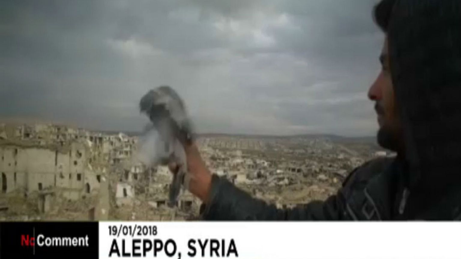 Σύρος στρατιώτης εκτρέφει περιστέρια στο Χαλέπι