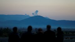Rauch steigt über der syrischen Region Afrin auf.