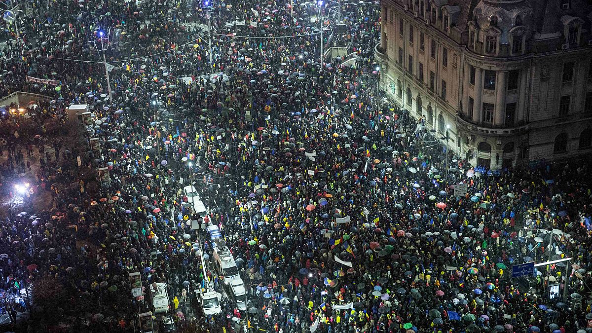 Thousands of Romanians turn out for Bucharest anti-corruption protest 
