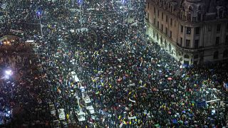 Thousands of Romanians turn out for Bucharest anti-corruption protest 