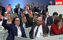 El SPD aprueba negociar una nueva gran coalición con Merkel