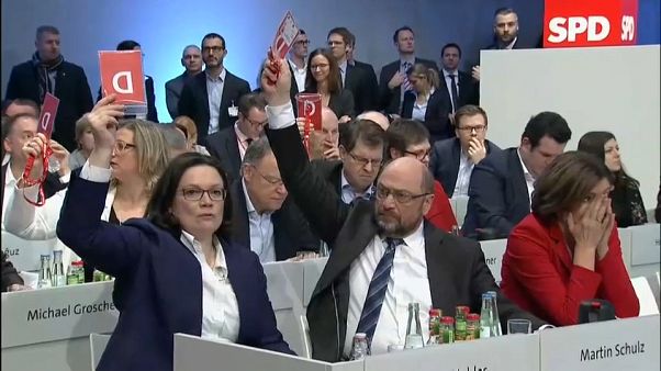 El SPD aprueba negociar una nueva gran coalición con Merkel El SPD aprueba negociar una nueva gran coalición con Merkel