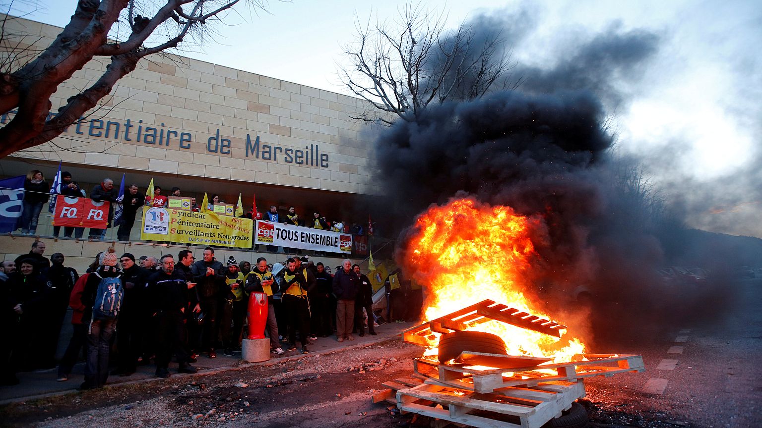Le blocage des prisons est maintenu pour mardi
