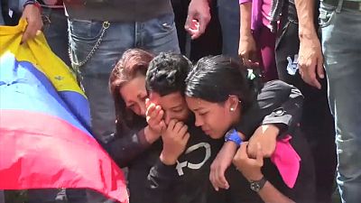 Las autoridades venezolanas entierran a los sublevados ignorando a sus familias