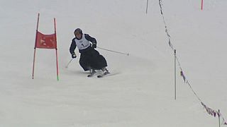 شاهد:رهبان بولنديون يتزلجون بملابسهم الرسمية