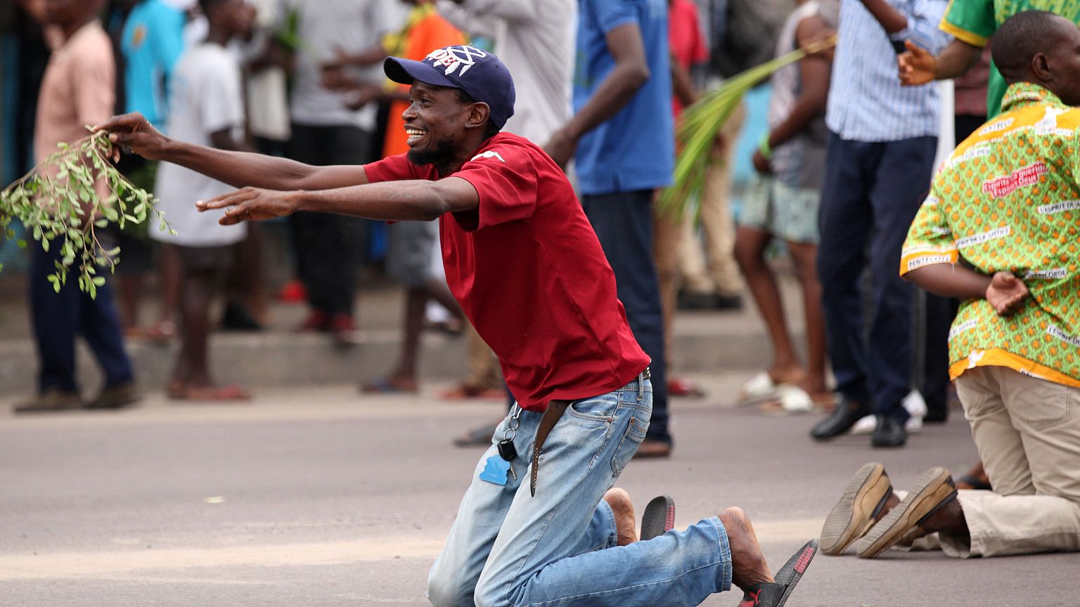 Un manifestant anti-Kabila à genoux devant la police à Kinshasa.