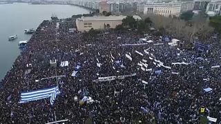 Tízezrek tüntettek Thessalonikiben Macedónia ellen
