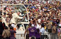 Ο Πάπας στηλίτευσε τη βία κατά των γυναικών