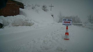 Ismét falvakat zárt el a hó Svájcban