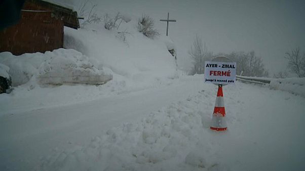 Ismét falvakat zárt el a hó Svájcban Ismét falvakat zárt el a hó Svájcban