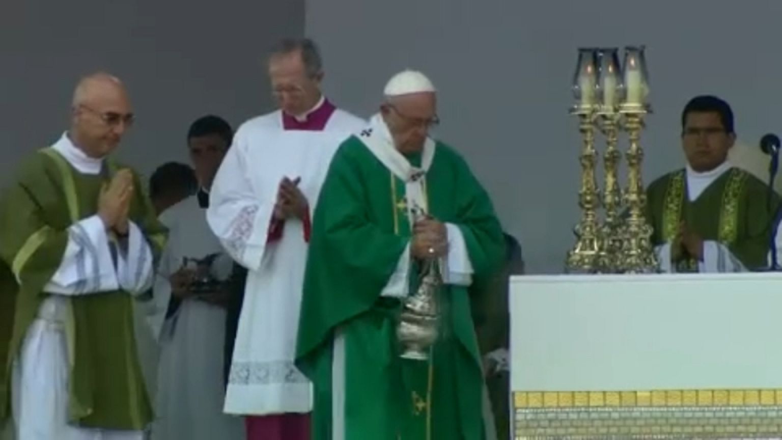 Papa Francis Peru'ya yaptığı ziyareti tamamladı