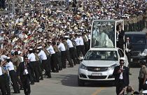 Perù, bagno di folla per il saluto a Papa Francesco.