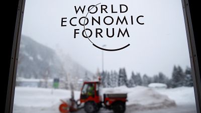 Il WEF si apre con la neve